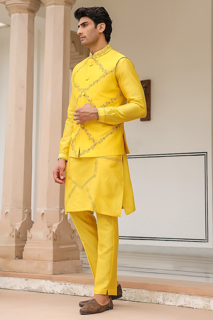 Yellow Chanderi Silk Floral Thread Embroidered Bundi Jacket Set by Niti Bothra Men at Pernia's Pop Up Shop