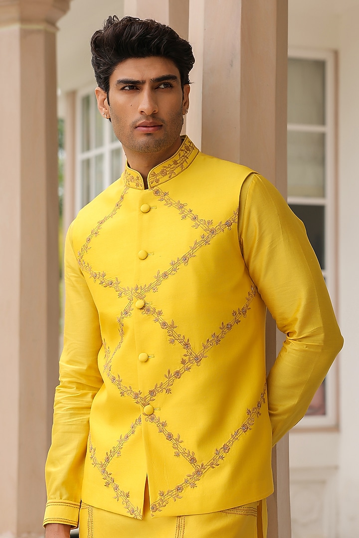 Yellow Chanderi Silk Floral Thread Embroidered Bundi Jacket Set by Niti Bothra Men at Pernia's Pop Up Shop