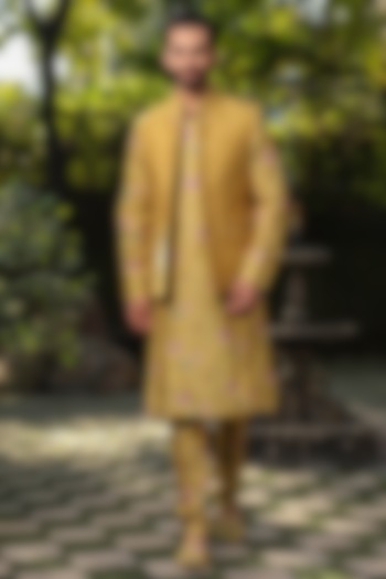 Yellow Fine Silk Chanderi Quilted Bundi Jacket Set by Niti Bothra Men at Pernia's Pop Up Shop