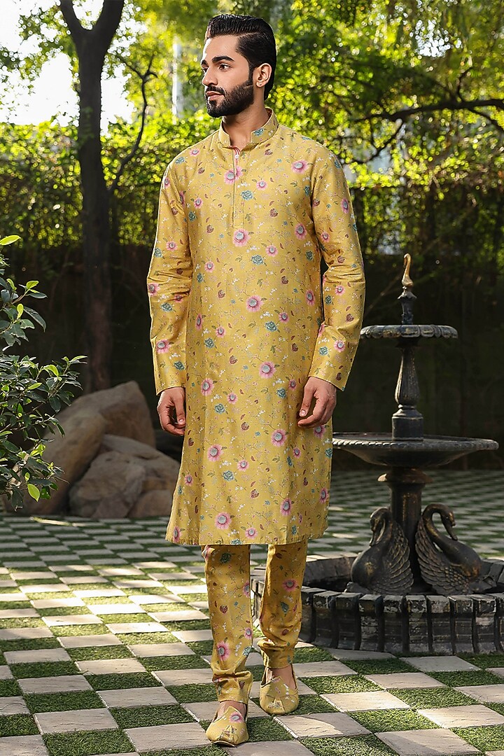 Yellow Fine Silk Chanderi Quilted Bundi Jacket Set by Niti Bothra Men at Pernia's Pop Up Shop