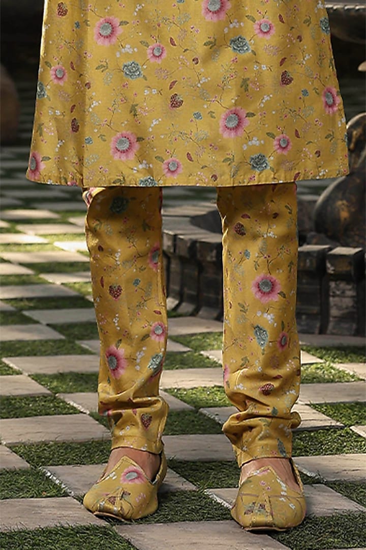 Yellow Fine Silk Chanderi Quilted Bundi Jacket Set by Niti Bothra Men at Pernia's Pop Up Shop