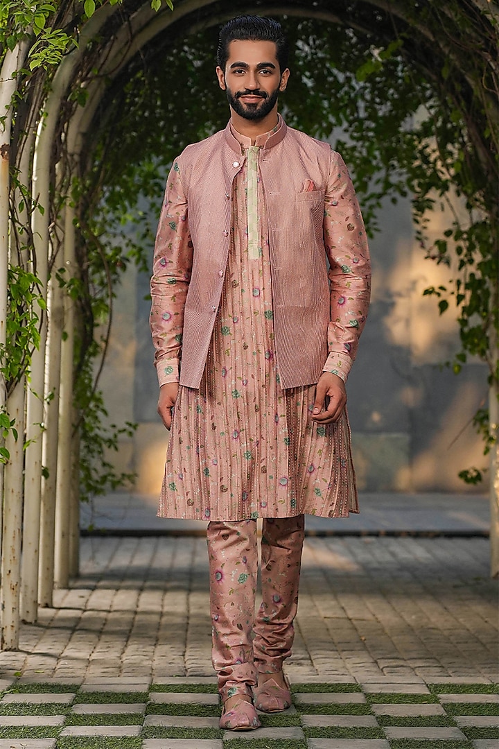 Blush Pink Fine Chanderi Silk Kantha Stitch Embroidered Bundi Jacket Set by Niti Bothra Men at Pernia's Pop Up Shop