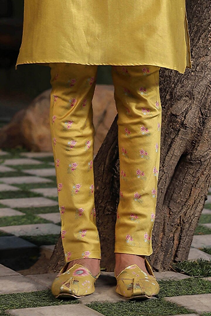 Yellow Fine Silk Chanderi Hand Embroidered Kurta Set by Niti Bothra Men at Pernia's Pop Up Shop