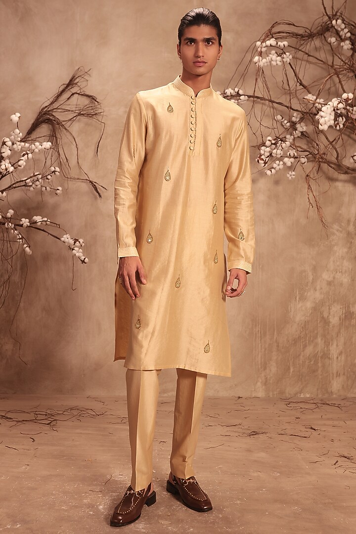 Ivory Silk Chanderi Mirror Embroidered Kurta Set by Niti Bothra Men at Pernia's Pop Up Shop