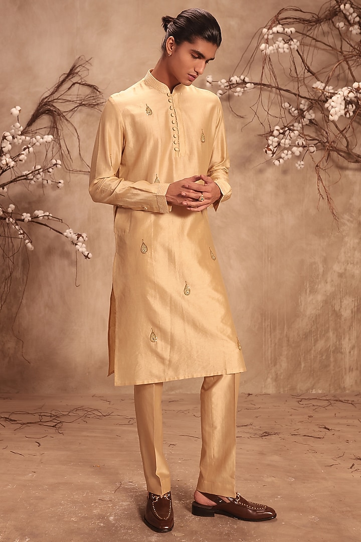 Ivory Silk Chanderi Mirror Embroidered Kurta Set by Niti Bothra Men at Pernia's Pop Up Shop
