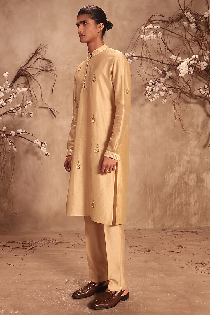 Ivory Silk Chanderi Mirror Embroidered Kurta Set by Niti Bothra Men at Pernia's Pop Up Shop