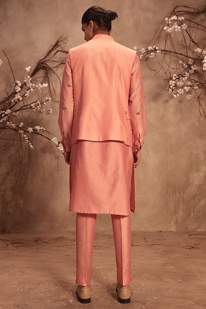 Pink Silk Chanderi Zardosi Embroidered Bundi Jacket Set by Niti Bothra Men at Pernia's Pop Up Shop