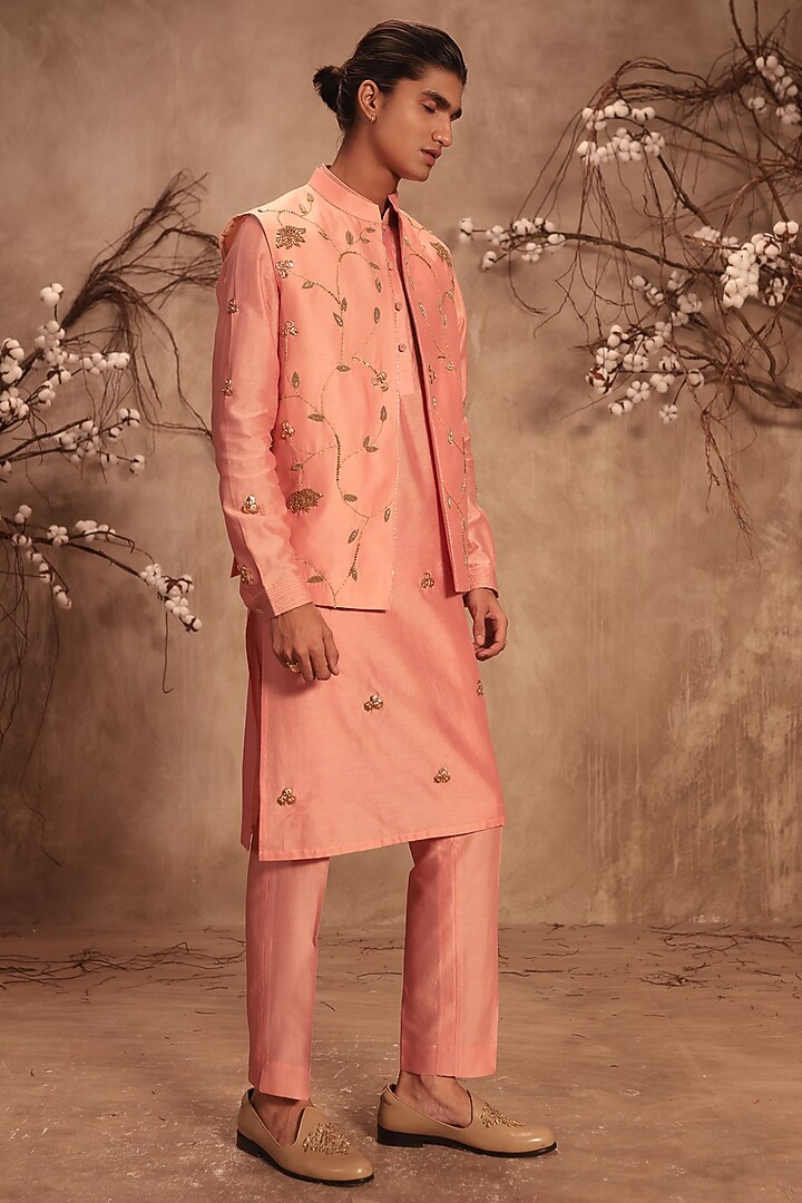 Pink Silk Chanderi Zardosi Embroidered Bundi Jacket Set by Niti Bothra Men at Pernia's Pop Up Shop