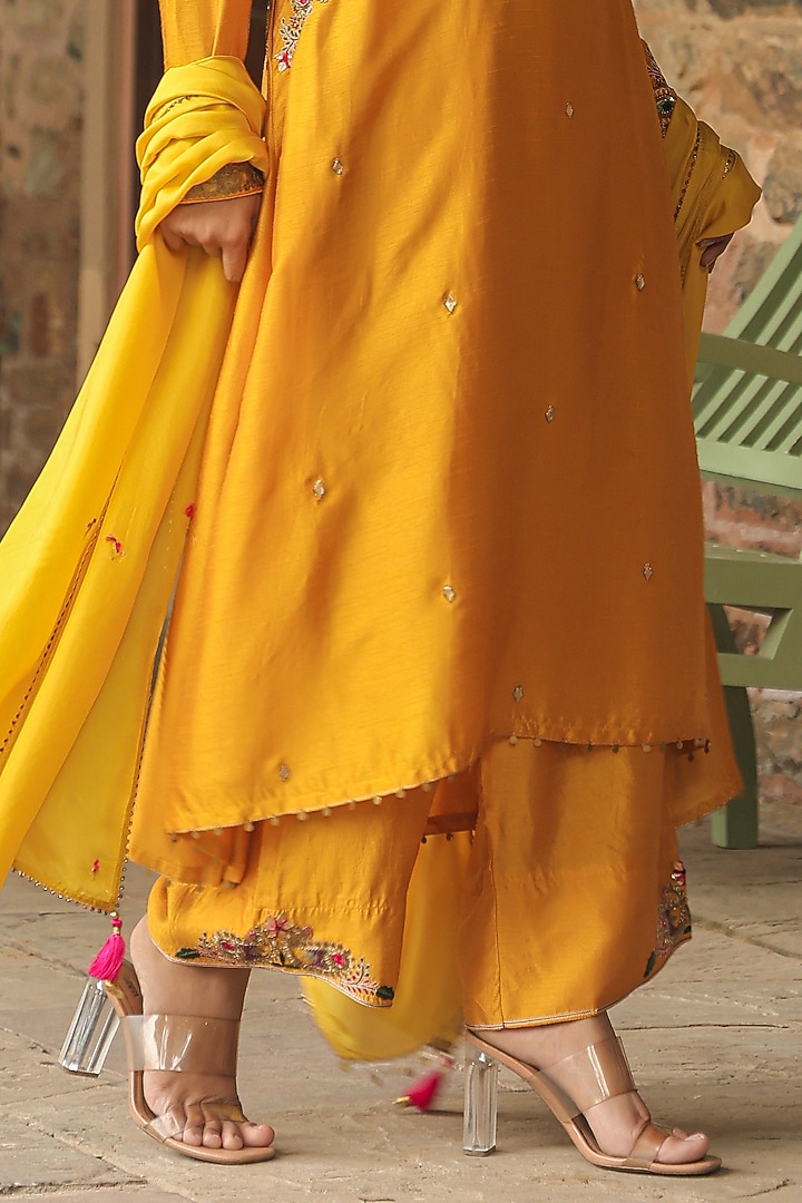 Mustard Silk Resham Embroidered Kurta Set by Niti Bothra at Pernia's Pop Up Shop