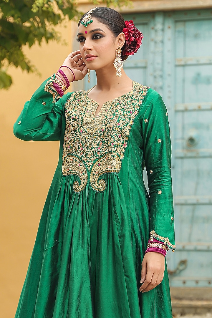 Green Pure Banarasi Spun Silk Resham Embroidered Kurta Set by Niti Bothra at Pernia's Pop Up Shop