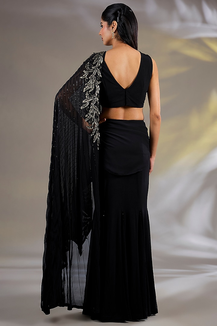 Black Jersey Hand & Machine Embellished Draped Reception Saree Set by Namrata Joshipura at Pernia's Pop Up Shop