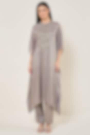 Champagne Grey Shimmer Chiffon Embroidered Kaftan Set by Namrata Joshipura at Pernia's Pop Up Shop