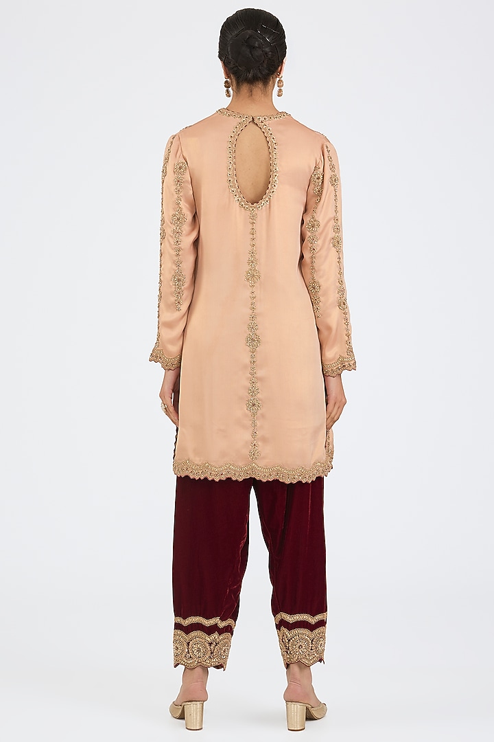Peach Georgette Zari Embroidered Kurta Set by NITIKA GUJRAL at Pernia's Pop Up Shop
