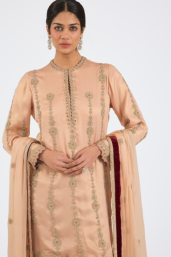 Peach Georgette Zari Embroidered Kurta Set by NITIKA GUJRAL at Pernia's Pop Up Shop