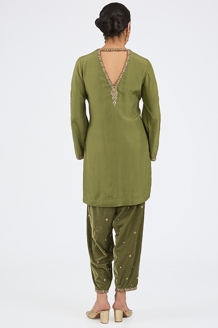 Mehendi Green Silk & Chiffon Embroidered Kurta Set by NITIKA GUJRAL at Pernia's Pop Up Shop