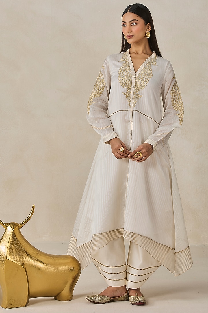 Ivory Chanderi Applique Embroidered Kurta Set by NITIKA GUJRAL at Pernia's Pop Up Shop