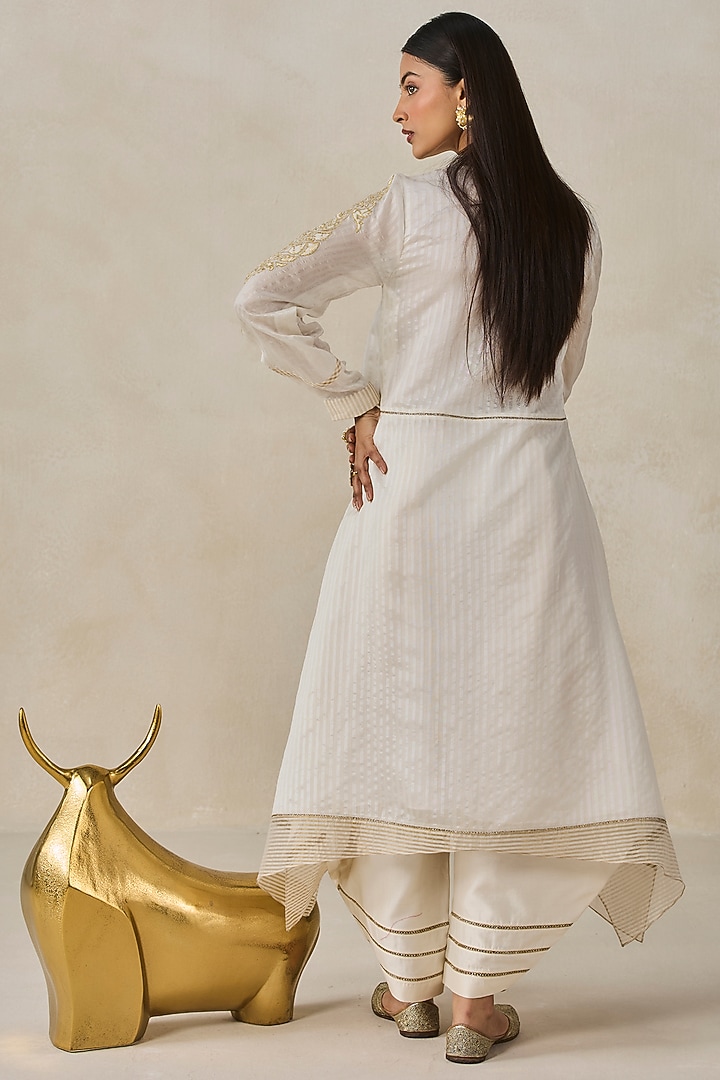 Ivory Chanderi Applique Embroidered Kurta Set by NITIKA GUJRAL at Pernia's Pop Up Shop