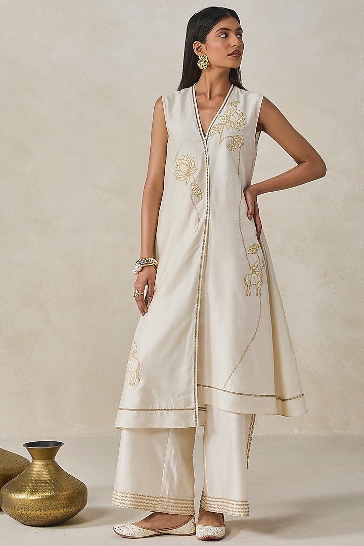 Ivory Chanderi Applique Embroidered Kurta Set by NITIKA GUJRAL at Pernia's Pop Up Shop