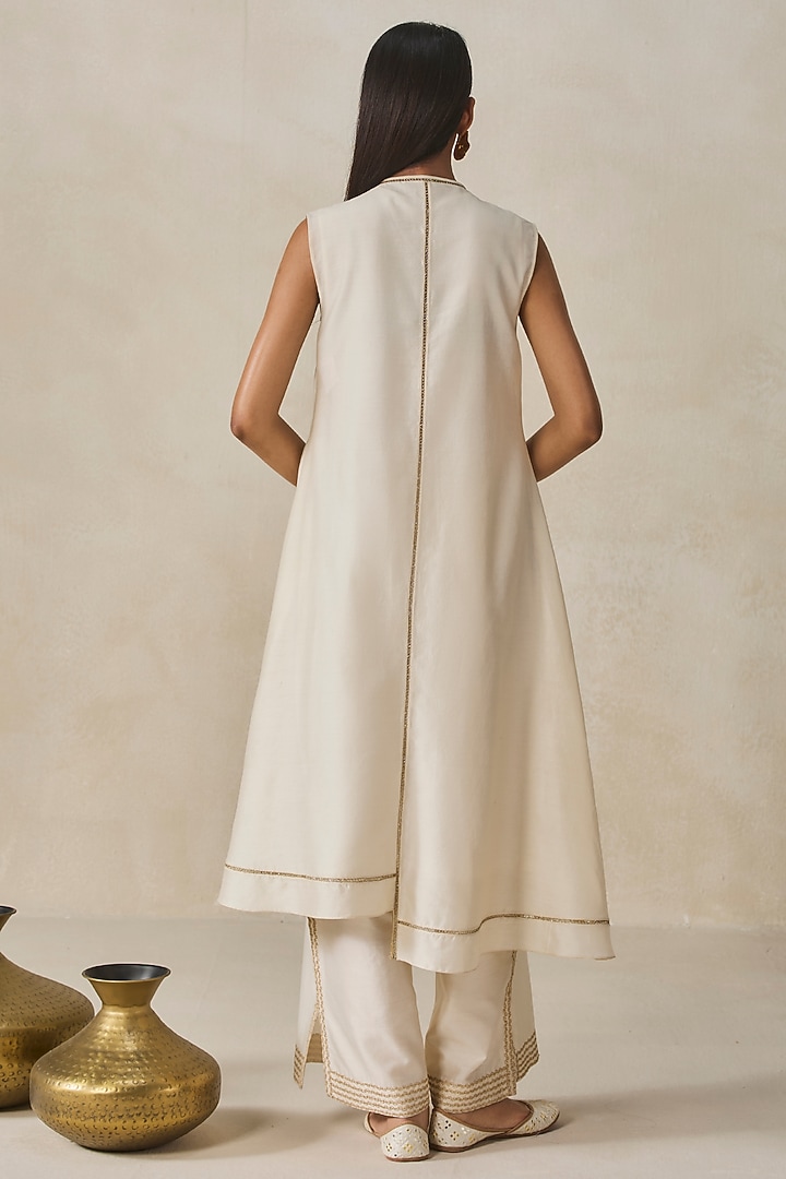 Ivory Chanderi Applique Embroidered Kurta Set by NITIKA GUJRAL at Pernia's Pop Up Shop
