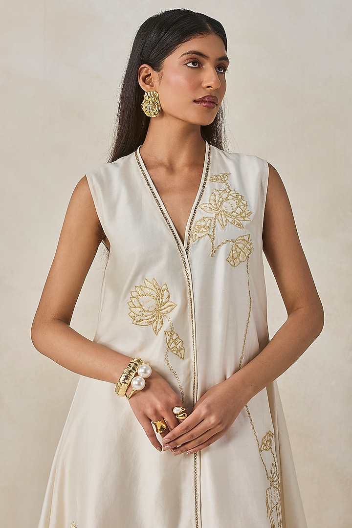 Ivory Chanderi Applique Embroidered Kurta Set by NITIKA GUJRAL at Pernia's Pop Up Shop