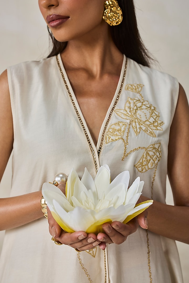 Ivory Chanderi Applique Embroidered Kurta Set by NITIKA GUJRAL at Pernia's Pop Up Shop