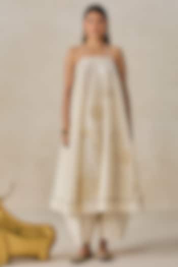 Ivory Chanderi Applique Embroidered Kurta Set by NITIKA GUJRAL at Pernia's Pop Up Shop