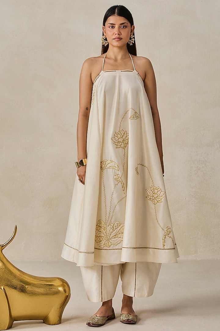 Ivory Chanderi Applique Embroidered Kurta Set by NITIKA GUJRAL at Pernia's Pop Up Shop