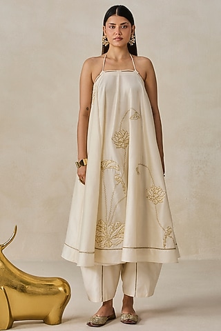Ivory Chanderi Applique Embroidered Kurta Set by NITIKA GUJRAL