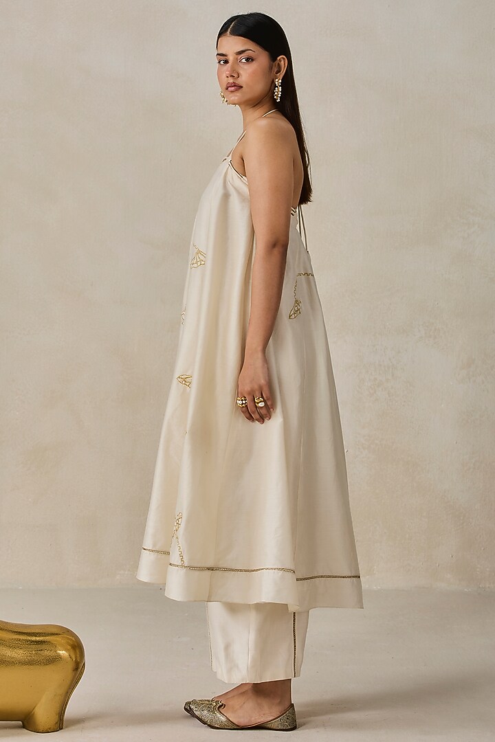 Ivory Chanderi Applique Embroidered Kurta Set by NITIKA GUJRAL at Pernia's Pop Up Shop