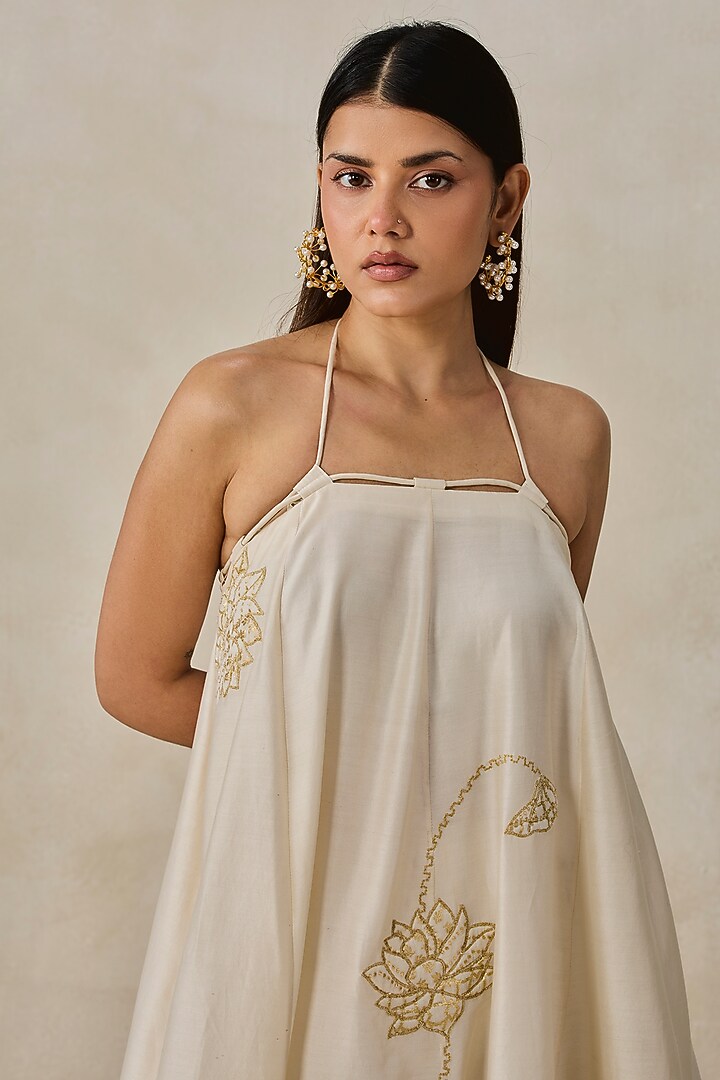 Ivory Chanderi Applique Embroidered Kurta Set by NITIKA GUJRAL at Pernia's Pop Up Shop