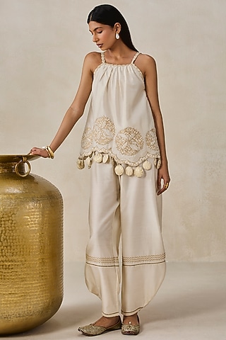 Ivory Chanderi Applique Embroidered Short Kurta Set by NITIKA GUJRAL