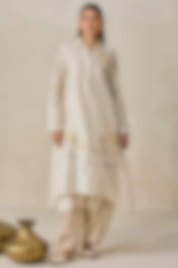 Ivory Chanderi Applique Embroidered Kurta Set by NITIKA GUJRAL at Pernia's Pop Up Shop