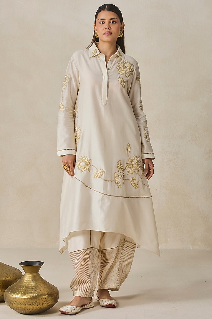 Ivory Chanderi Applique Embroidered Kurta Set by NITIKA GUJRAL at Pernia's Pop Up Shop