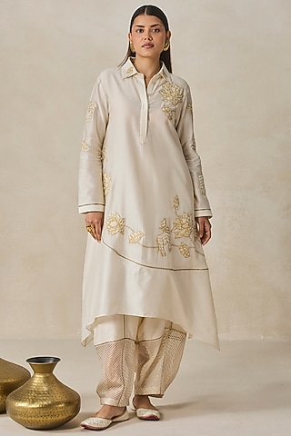 Ivory Chanderi Applique Embroidered Kurta Set by NITIKA GUJRAL