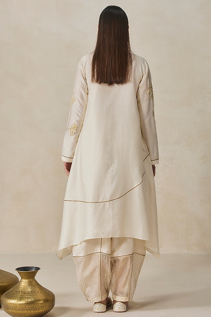 Ivory Chanderi Applique Embroidered Kurta Set by NITIKA GUJRAL at Pernia's Pop Up Shop