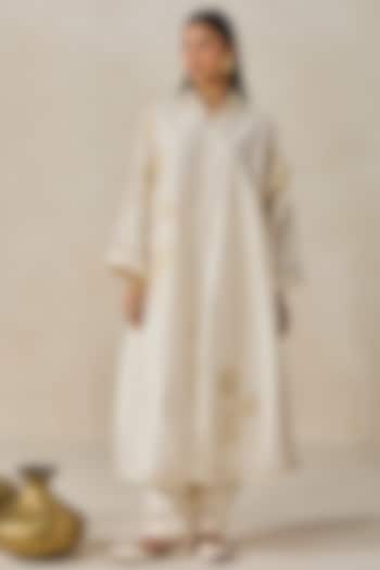 Ivory Chanderi Applique Embroidered Kurta Set by NITIKA GUJRAL at Pernia's Pop Up Shop