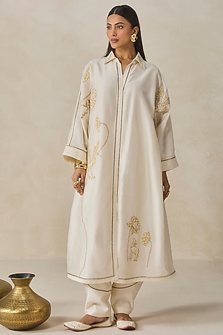 Ivory Chanderi Applique Embroidered Kurta Set by NITIKA GUJRAL