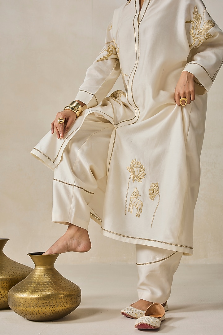 Ivory Chanderi Applique Embroidered Kurta Set by NITIKA GUJRAL at Pernia's Pop Up Shop