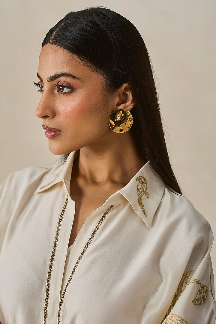 Ivory Chanderi Applique Embroidered Kurta Set by NITIKA GUJRAL at Pernia's Pop Up Shop