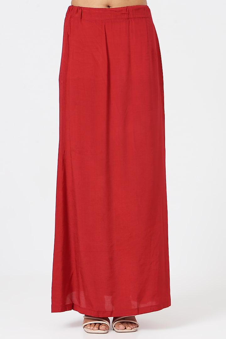 Red Georgette Crystal Embroidered Reception Saree Set by NITIKA GUJRAL at Pernia's Pop Up Shop