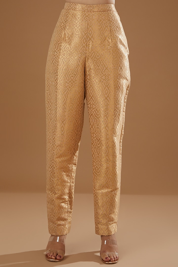 Beige Peach Georgette & Brocade Kurta Set by NITIKA GUJRAL at Pernia's Pop Up Shop