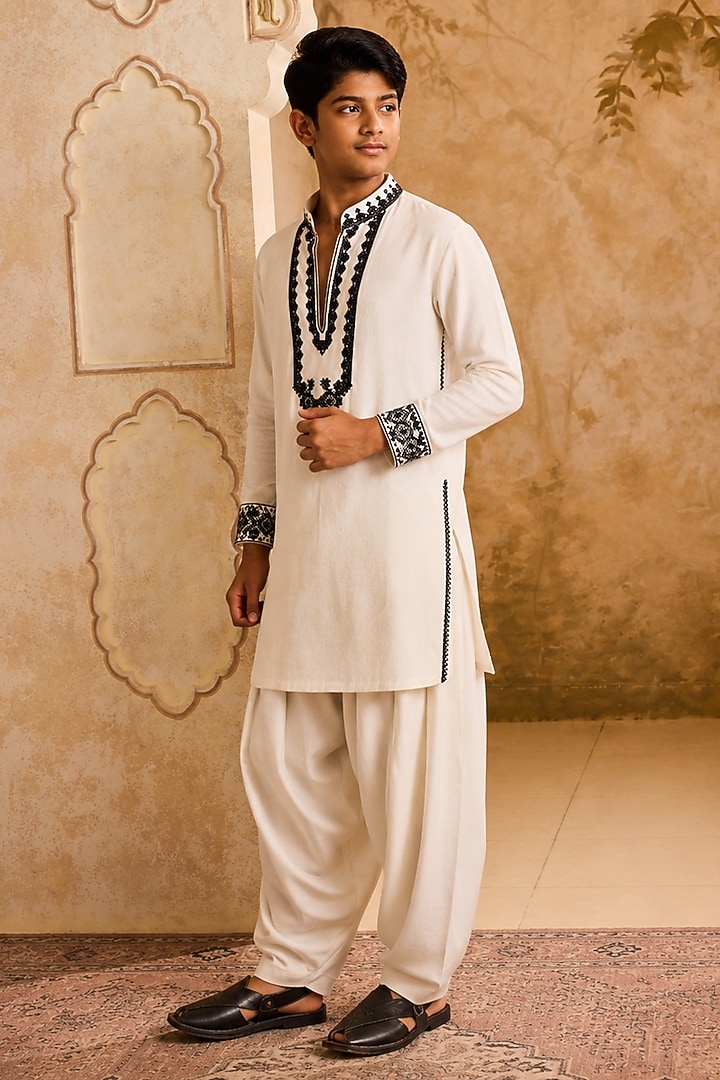 White Linen Resham Embroidered Kurta Set For Boys by Nitika Gujral Kids at Pernia's Pop Up Shop