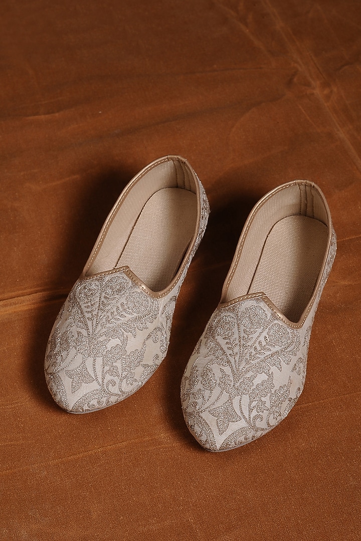 Ivory Raw Silk & Leather Embroidered Juttis by NITIKA GUJRAL MEN at Pernia's Pop Up Shop