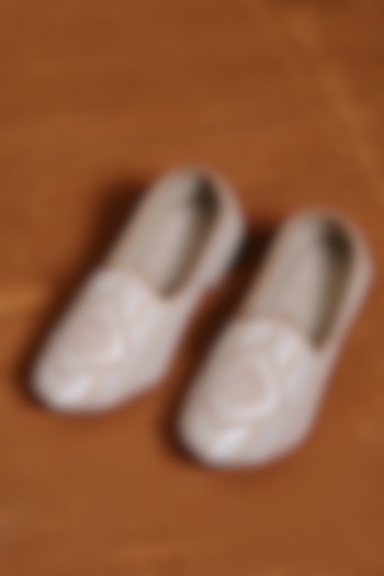 Ivory Raw Silk & Leather Embroidered Juttis by NITIKA GUJRAL MEN at Pernia's Pop Up Shop