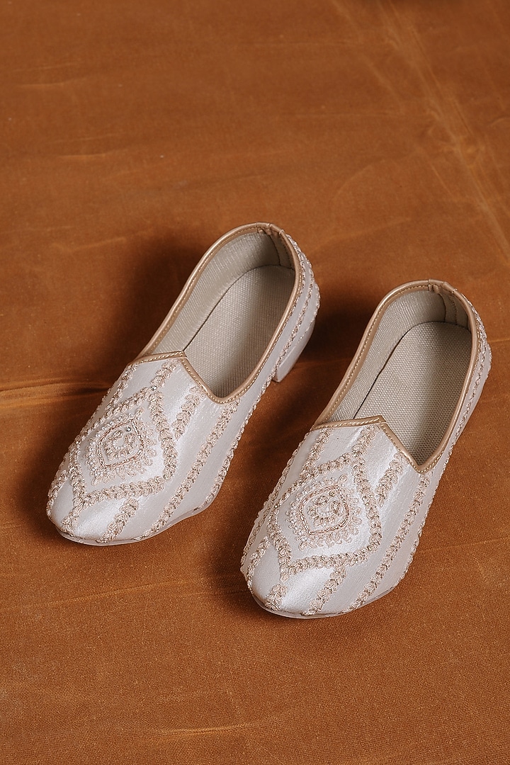 Ivory Raw Silk & Leather Embroidered Juttis by NITIKA GUJRAL MEN at Pernia's Pop Up Shop