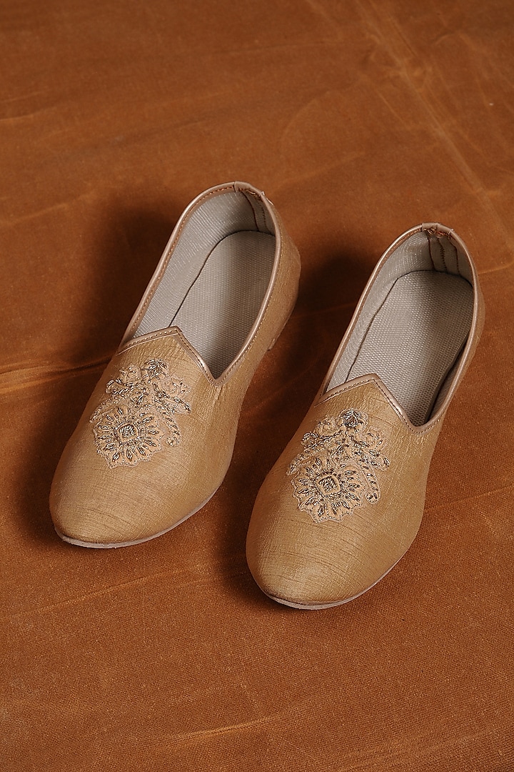 Gold Raw Silk & Leather Embroidered Juttis by NITIKA GUJRAL MEN at Pernia's Pop Up Shop