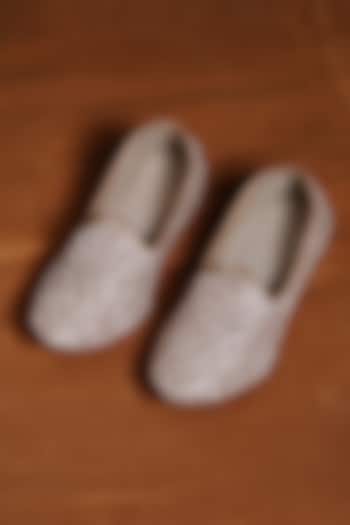 Ivory Raw Silk & Leather Embroidered Juttis by NITIKA GUJRAL MEN at Pernia's Pop Up Shop