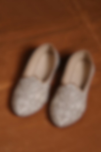 Light Beige Raw Silk Embroidered Juttis by NITIKA GUJRAL MEN at Pernia's Pop Up Shop