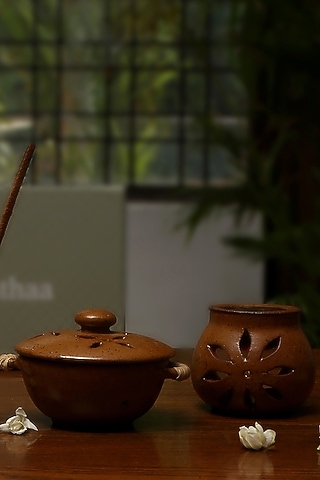 Yellow Hand Crafted Divinity Gift Set (Set of 4) by Nakshikathaa