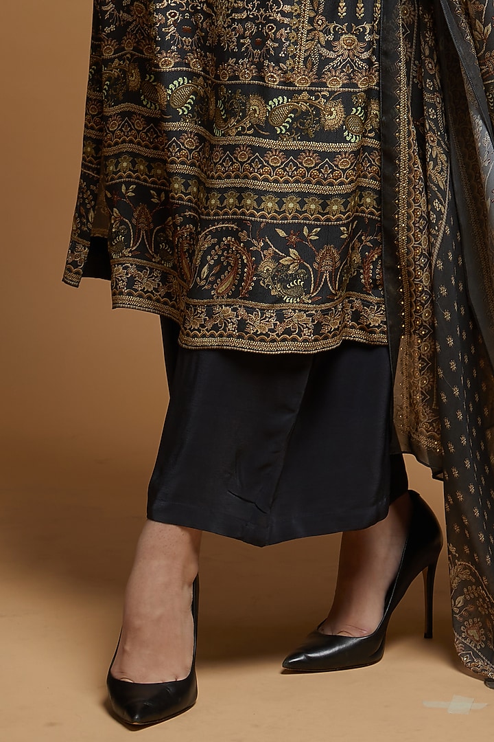 Grey Bemberg Crepe Digital Printed Kurta Set by NIRRAAMYAA at Pernia's Pop Up Shop